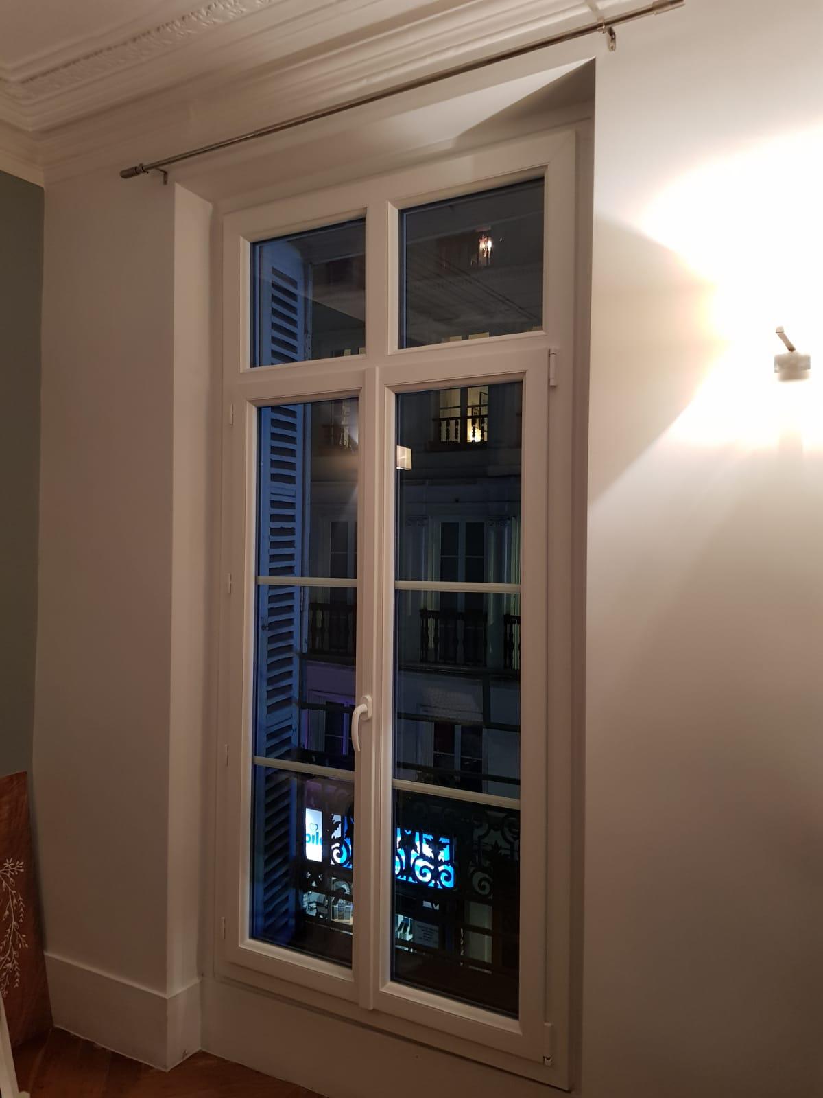 Fenêtre PVC blanche en rénovation, vue extérieure.